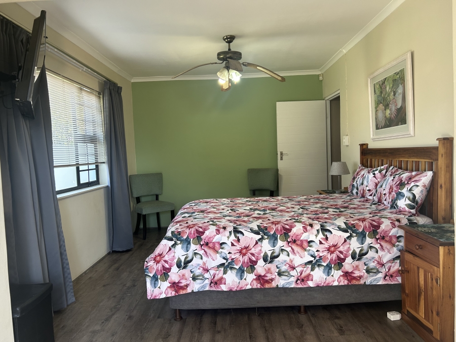 7 Bedroom Property for Sale in Uitsig Western Cape